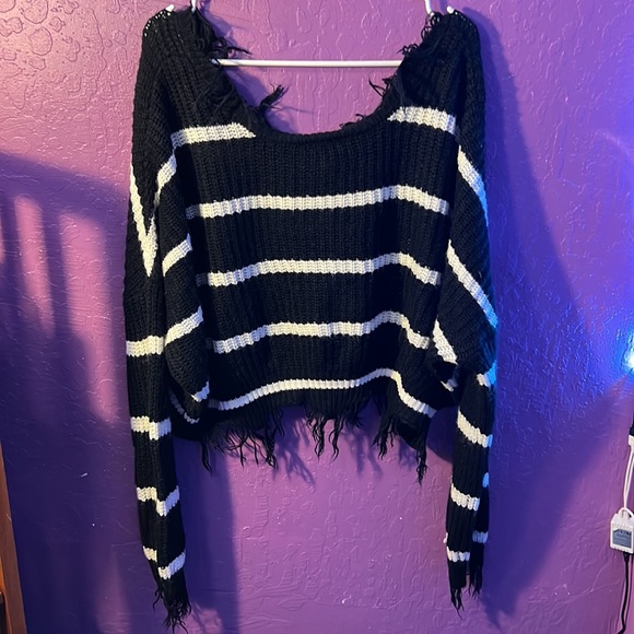 black and white long sleeved cropped sweater - Picture 2 of 3
